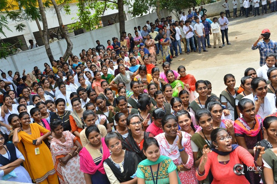 Happy-Wedding-Movie-Team-at-Sims-College-Guntur